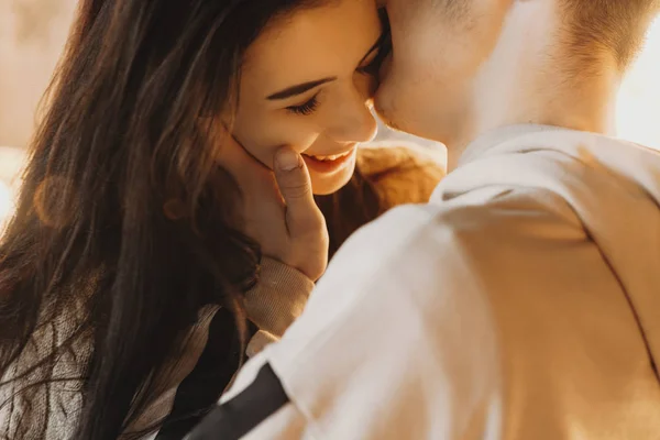 Bonito Close Retrato Jovem Casal Caucasiano Abraçando Contra Luz Enquanto — Fotografia de Stock