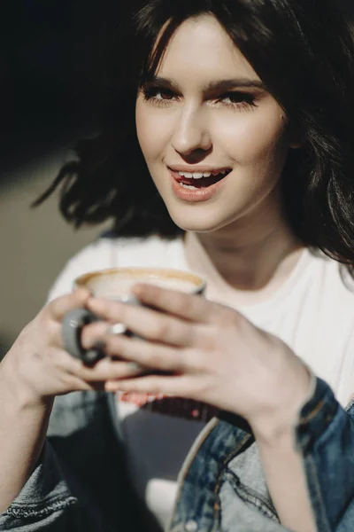 Retrato Cerca Una Atractiva Joven Sosteniendo Una Taza Café Mientras — Foto de Stock