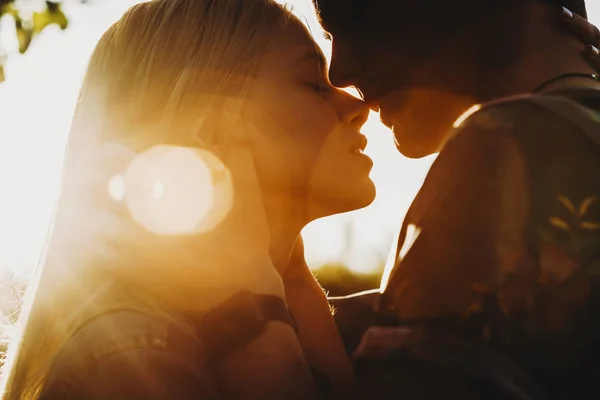 Close Portrait Beautiful Young Couple Waiting Kiss Traveling Time Sunset — Stock Photo, Image