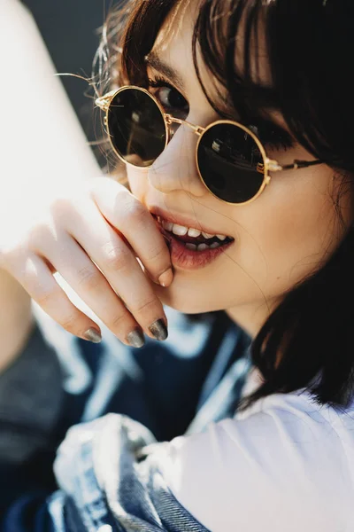 Hermosa Mujer Joven Con Gafas Sol Inusuales Mirando Cámara — Foto de Stock