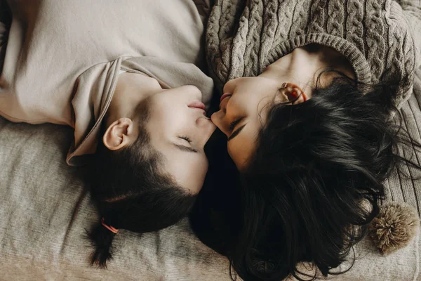 Schönes Paar Liegt Mit Geschlossenen Augen Auf Dem Bett — Stockfoto