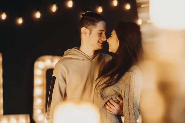 Joli Couple Embrassant Regardant Souriant Dans Une Chambre Noire Décorée — Photo