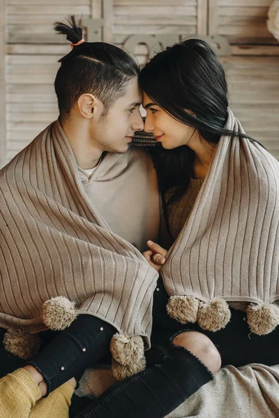 Schöne Romantische Paar Sitzt Auf Dem Bett Mit Einer Decke — Stockfoto