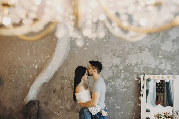 Bonito Homem Abraçando Sua Mulher Beijando Testa — Fotografia de Stock