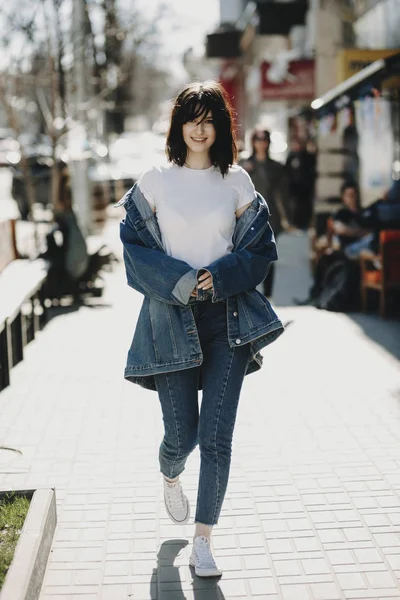 Volledige Lengte Portret Van Een Mooie Jonge Brunette Lopen Straat — Stockfoto