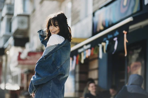 Portret Van Een Verbazend Jong Meisje Lopen Straat Poseren Voor — Stockfoto