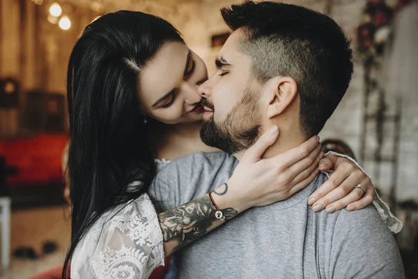 Close Retrato Casal Incrível Onde Menina Tatuada Está Abraçando Volta — Fotografia de Stock
