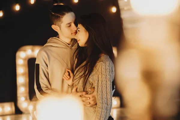 Jonge Mooie Kaukasische Paar Omarmen Kijken Naar Elkaar Met Liefde — Stockfoto