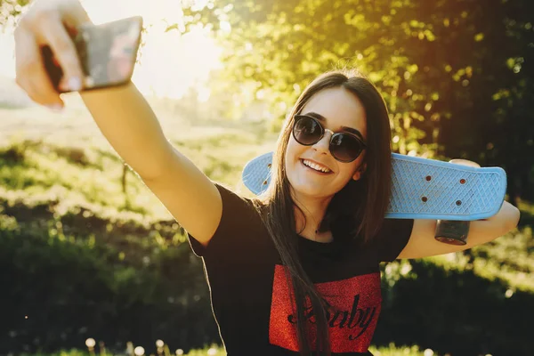 Glückliches Junges Mädchen Macht Ein Selfie Während Mit Skateboard Hals — Stockfoto