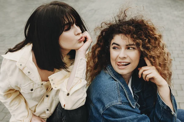Porträt Zweier Freundinnen Die Auf Der Straße Lustige Gesichter Machen — Stockfoto
