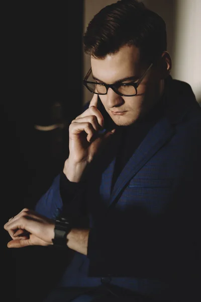 Mooie Jonge Kaukasische Manager Met Brillen Spreken Telefoon Kijken Naar — Stockfoto