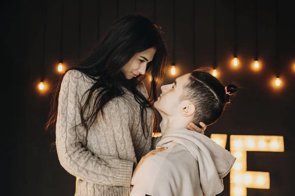 Incredibile Coppia Caucasica Guardando Altro Sorridente Mentre Ragazzo Sta Tenendo — Foto Stock