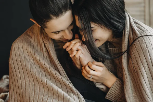 Atractiva Pareja Abrazándose Riendo Juntos Cubiertos Con Una Manta — Foto de Stock