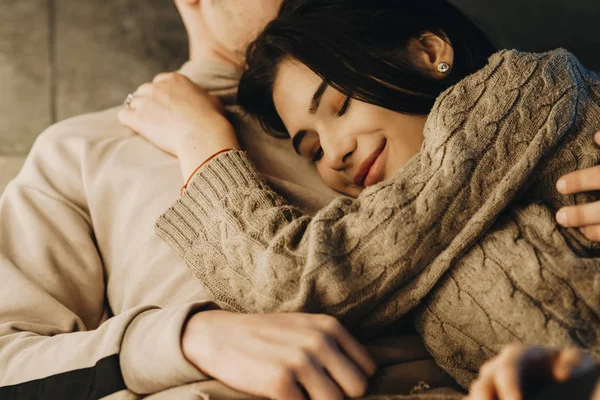 Close Portrait Lovely Girl Sitting Her Had Her Boyfriend Chest — Stock Photo, Image