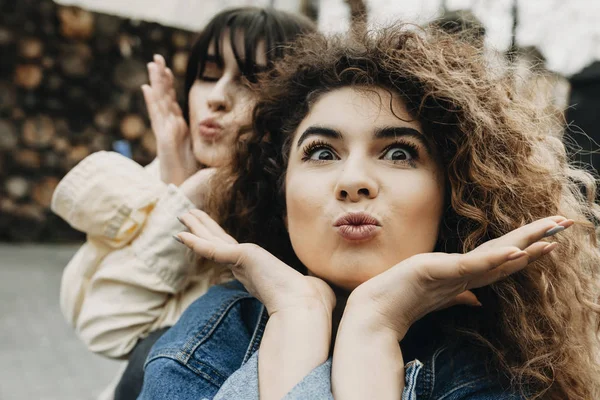 Deux Jeunes Sœurs Amusent Faire Des Grimaces Drôles Dans Ville — Photo