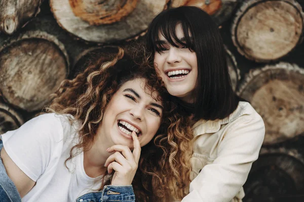 Deux Belles Soeurs Habillées Avec Désinvolture Amusant Ensemble — Photo