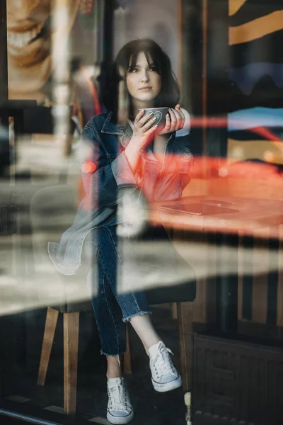 Volledige Lengte Portret Van Een Mooie Vrouw Zittend Een Restaurant — Stockfoto