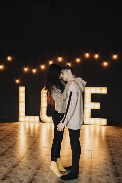 Full Length Portrait Stylish Young Couple Embracing Each Other Big — Stock Photo, Image