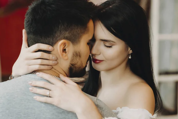 Cerca Retrato Una Hermosa Pareja Caucásica Abrazando Cara Cara Mientras —  Fotos de Stock