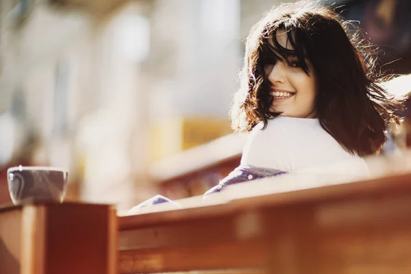 Brunette Meisje Zittend Een Bankje Met Kopje Koffie Omgeving Van — Stockfoto