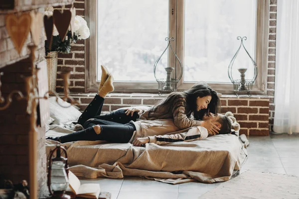 Glückliches Paar Verbringt Zeit Zusammen Einem Gemütlichen Zimmer — Stockfoto