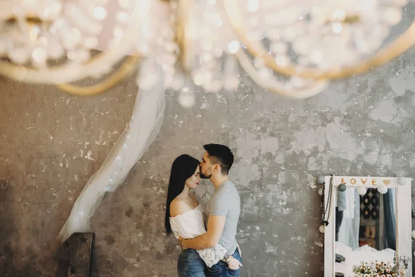 腰の男は彼の恋人のおでこにキスしながらカップルを抱き締めることの肖像画 — ストック写真