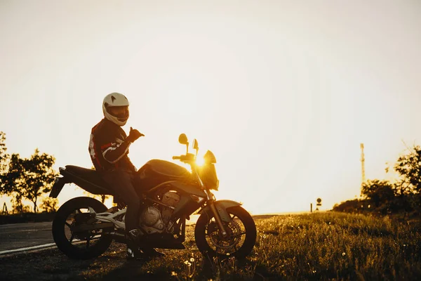 Side View Handsome Bike Traveler Looking Camera Road Sunrise — Stock Photo, Image