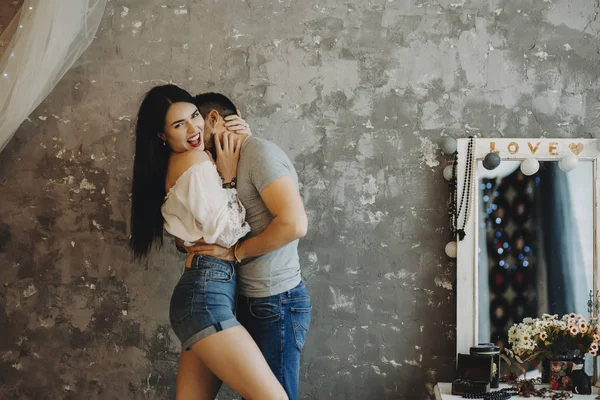 Feliz Pareja Encantadora Abrazándose Sonriendo Besándose Contra Una Pared — Foto de Stock