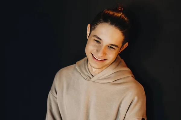 Retrato Guapo Joven Caucásico Sonriendo Mirando Hacia Otro Lado Contra — Foto de Stock