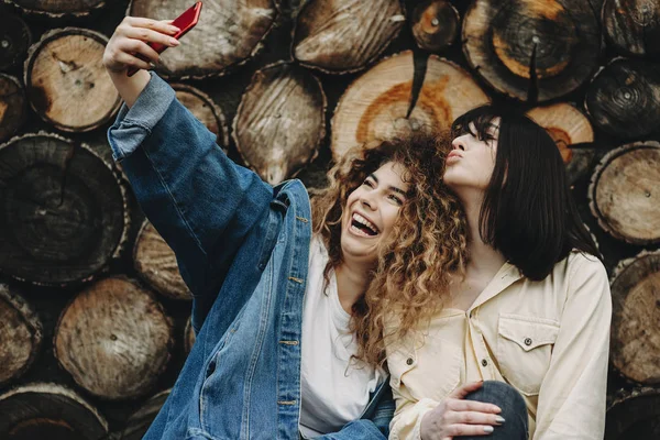 Meilleurs Amis Faire Selfie Amuser — Photo