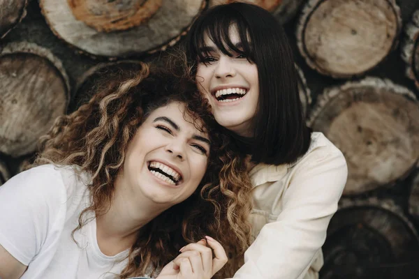 Schöne Junge Brünette Umarmt Ihren Lockigen Freund Während Sie Lachen — Stockfoto