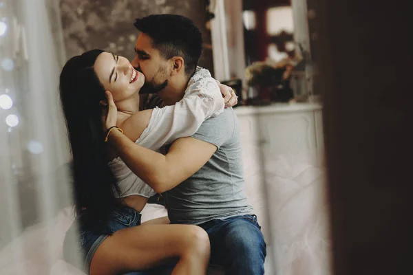 Beautiful Caucasian Couple Sitting Bed Hugging While Man Kissing Her — Stock Photo, Image