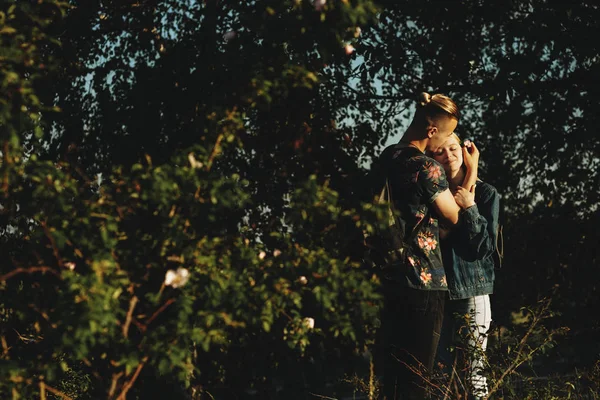 Increíble Pareja Caucásica Viajando Donde Hombre Está Poniendo Una Flor — Foto de Stock