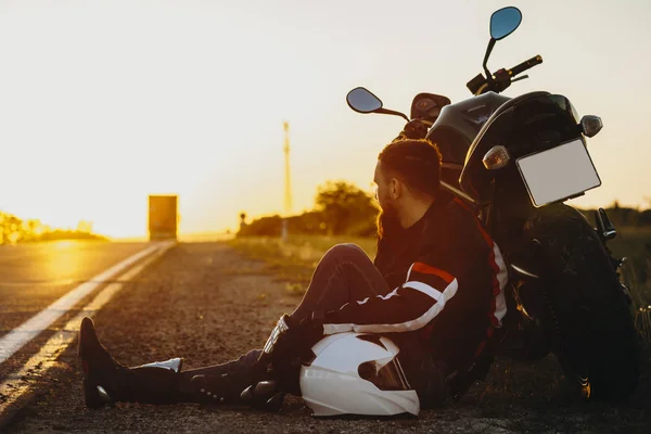 Bonito Aventureiro Caucasiano Sentado Chão Apoiado Sua Motocicleta Olhando Para — Fotografia de Stock