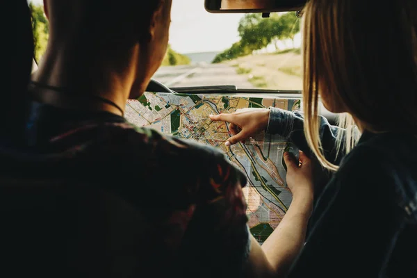 Rückansicht Eines Niedlichen Kaukasischen Paares Das Seinem Auto Sitzt Und — Stockfoto