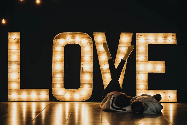 Pasangan Muda Yang Lucu Berbaring Lantai Dengan Dekorasi Yang Indah — Stok Foto