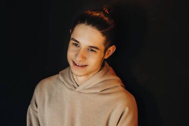 Yakışıklı genç beyaz adam adlı arkadaşı onun gözlerinde aşk ile dış görev ve gülümseyen bir siyah duvara bakarak.