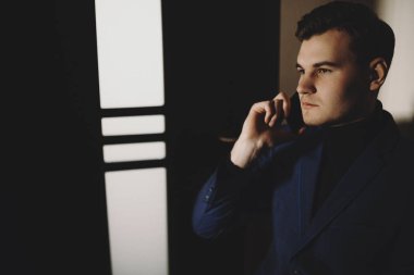 Evet ve uzak arıyorum güzel bir beyaz işadamı yan görünüm.