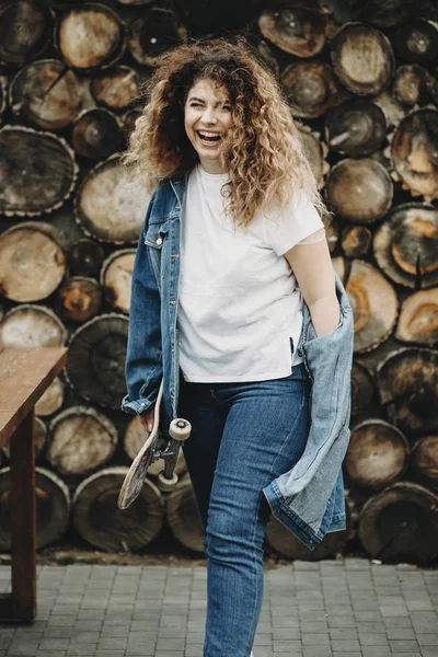 Porträtt Awesome Lockigt Kvinna Med Skateboard Hennes Hand Skratta Och — Stockfoto