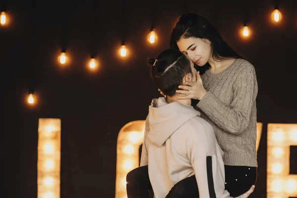 Retrato Jovem Casal Incrível Onde Menino Está Segurando Seus Braços — Fotografia de Stock