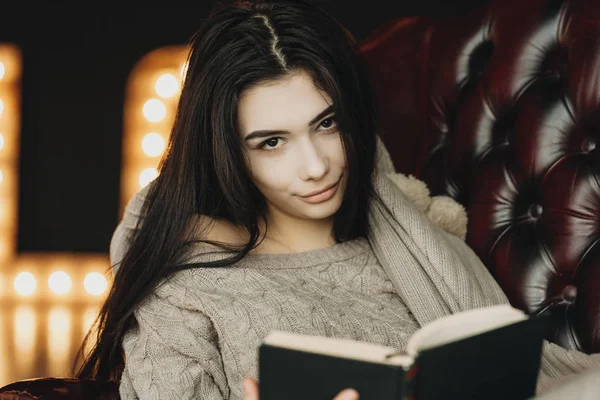 Retrato Una Hermosa Chica Sentada Una Silla Cuero Con Libro — Foto de Stock