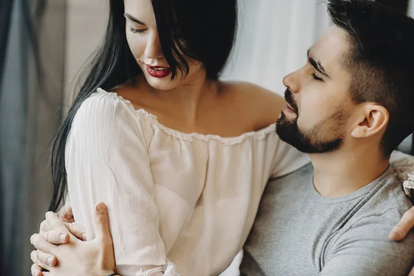 Casal Atraente Sentar Uma Cadeira Abraçando Onde Menina Está Olhando — Fotografia de Stock