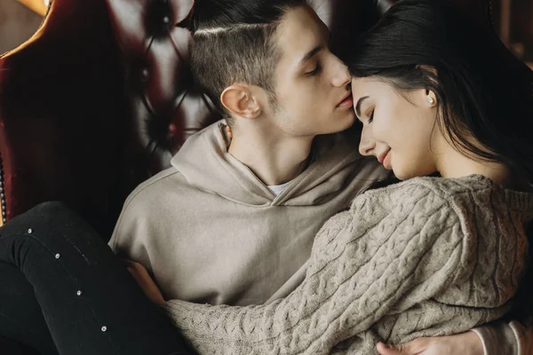 Close Retrato Belo Jovem Casal Sentado Uma Cadeira Couro Onde — Fotografia de Stock