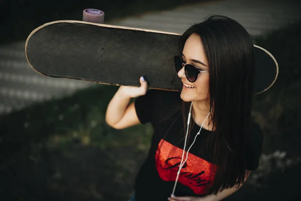 Portrét Krásné Dlouhé Vlasy Dívky Skateboard Její Ramena Úsměvem Hledá — Stock fotografie