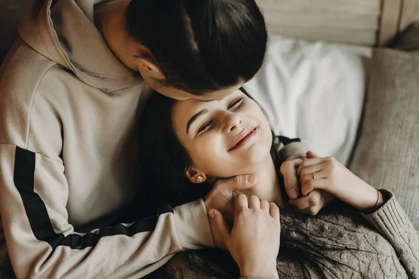 Bella Giovane Coppia Sdraiata Sul Letto Che Tiene Mano — Foto Stock