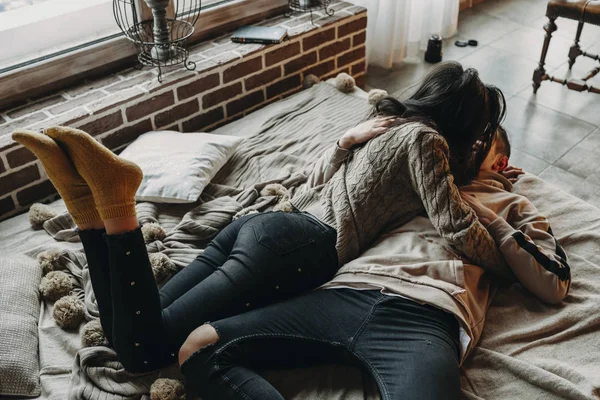 Incrível Jovem Casal Deitado Cama Abraçando Beijando Quarto Acolhedor Com — Fotografia de Stock