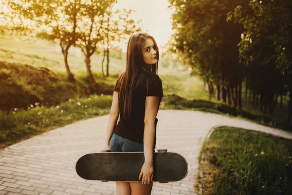 Portrét Zadní Úžasná Mladá Dívka Pózuje Kameru Držení Skateboardu Venkovní — Stock fotografie