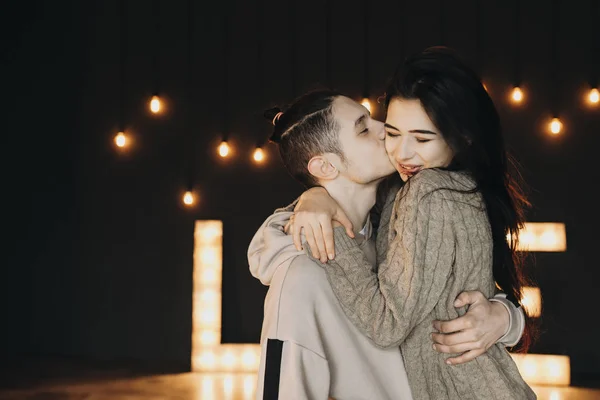 Close Retrato Lindo Casal Caucasiano Onde Menino Está Beijando Sua — Fotografia de Stock