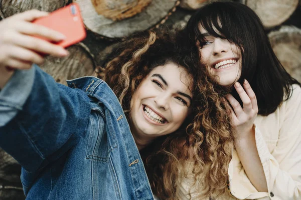 Close Photography Two Women Doing Selfie Laughing Wood Wall Outdoor — Stock Photo, Image