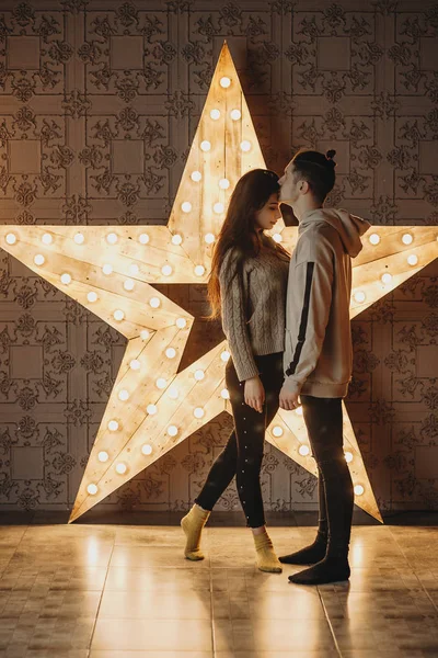 Atractiva Pareja Joven Besándose Fondo Con Decoración — Foto de Stock